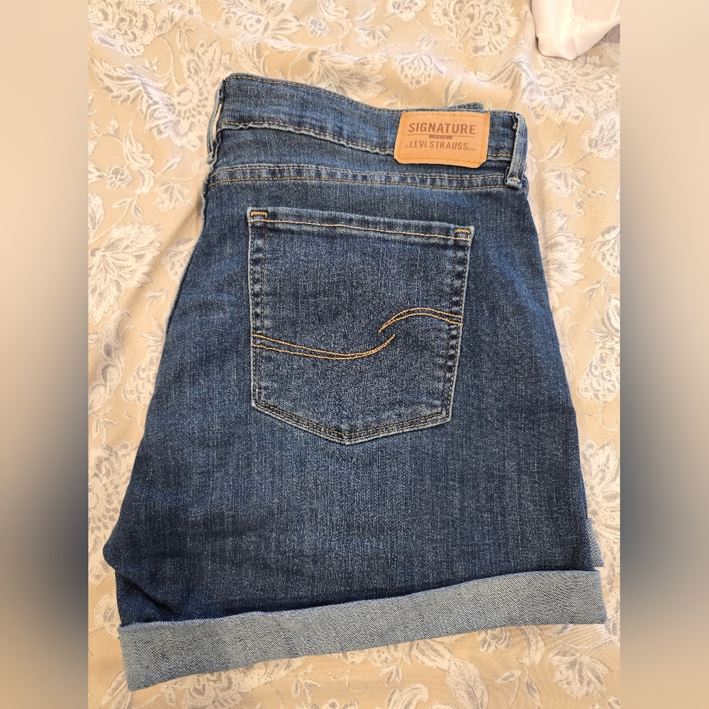 Signature by Levi Strauss Women's Light Blue Denim Shorts - Picture 4 of 4